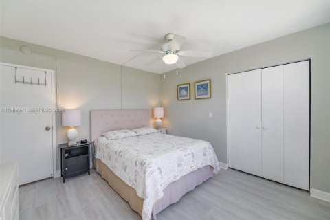 Condo in Hallandale Beach, Florida, 2 bedrooms  № 2051524 - photo 15