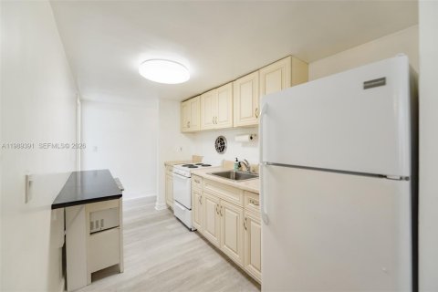 Condo in Hallandale Beach, Florida, 2 bedrooms  № 2051524 - photo 11