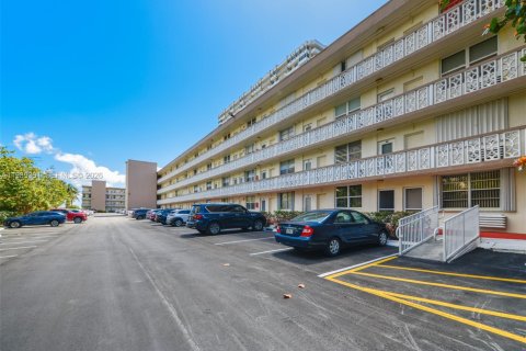 Condo in Hallandale Beach, Florida, 2 bedrooms  № 2051524 - photo 26