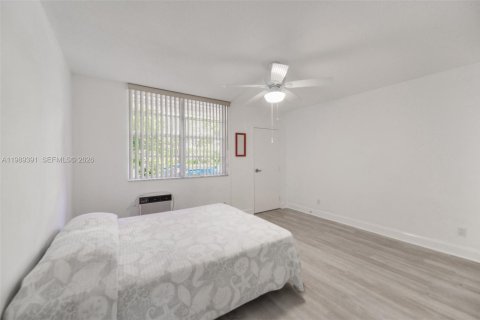 Condo in Hallandale Beach, Florida, 2 bedrooms  № 2051524 - photo 19