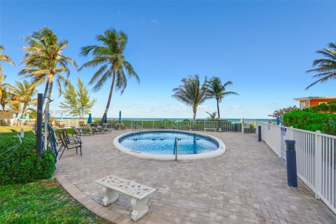 Condo in Hallandale Beach, Florida, 2 bedrooms  № 2051524 - photo 29