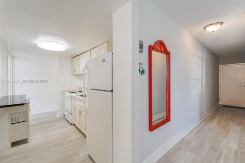 Condo in Hallandale Beach, Florida, 2 bedrooms  № 2051524 - photo 10