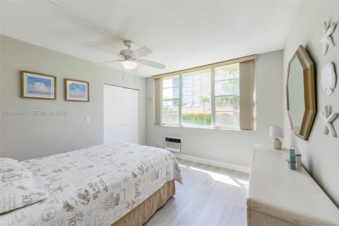 Condo in Hallandale Beach, Florida, 2 bedrooms  № 2051524 - photo 14