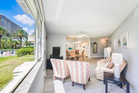 Condo in Hallandale Beach, Florida, 2 bedrooms  № 2051524 - photo 7