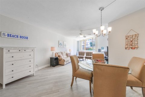 Condo in Hallandale Beach, Florida, 2 bedrooms  № 2051524 - photo 3
