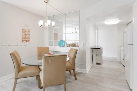 Condo in Hallandale Beach, Florida, 2 bedrooms  № 2051524 - photo 9