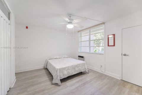 Condo in Hallandale Beach, Florida, 2 bedrooms  № 2051524 - photo 20