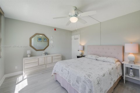 Condo in Hallandale Beach, Florida, 2 bedrooms  № 2051524 - photo 16