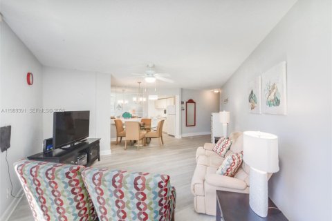 Condo in Hallandale Beach, Florida, 2 bedrooms  № 2051524 - photo 6
