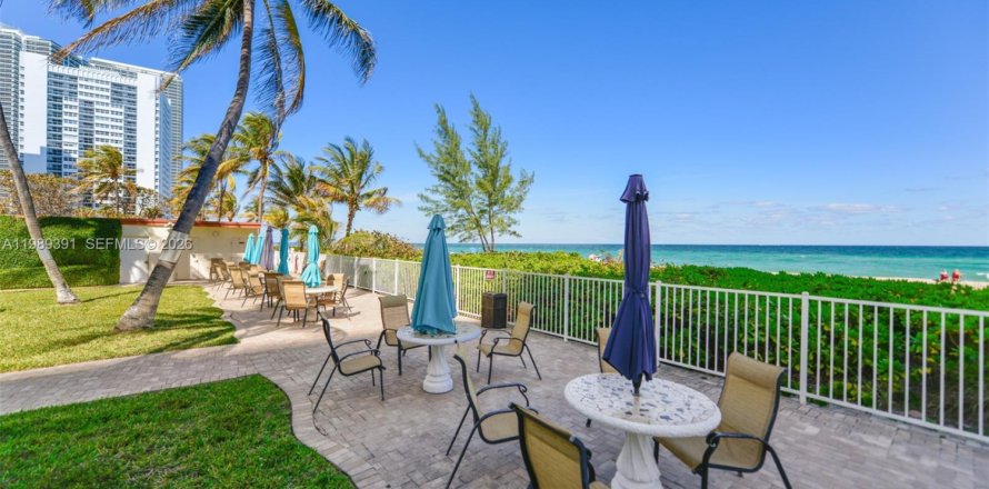 Condo in Hallandale Beach, Florida, 2 bedrooms  № 2051524