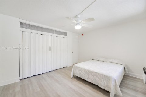 Condo in Hallandale Beach, Florida, 2 bedrooms  № 2051524 - photo 21