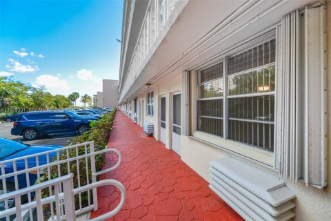 Condo in Hallandale Beach, Florida, 2 bedrooms  № 2051524 - photo 25