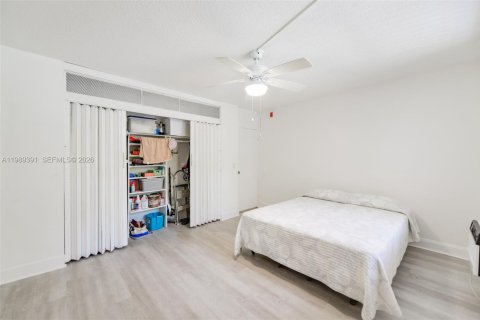 Condo in Hallandale Beach, Florida, 2 bedrooms  № 2051524 - photo 22