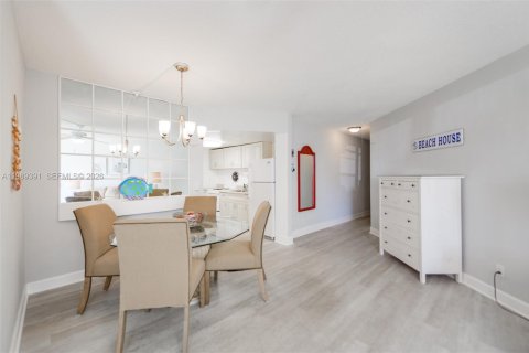 Condo in Hallandale Beach, Florida, 2 bedrooms  № 2051524 - photo 8