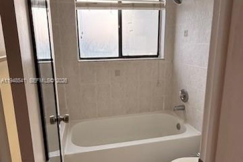 Copropriété à vendre à Miami, Floride: 2 chambres, 108.6 m2 № 2004243 - photo 9