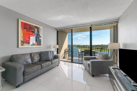 Condo in West Palm Beach, Florida, 1 bedroom № 2178682 - photo 2