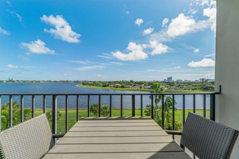 Condo in West Palm Beach, Florida, 1 bedroom № 2178682 - photo 16