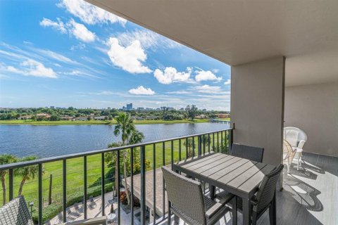 Condo in West Palm Beach, Florida, 1 bedroom № 2178682 - photo 19