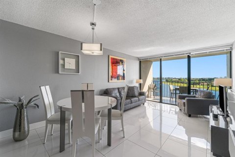 Condo in West Palm Beach, Florida, 1 bedroom № 2178682 - photo 5