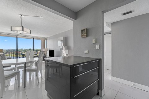 Condo in West Palm Beach, Florida, 1 bedroom № 2178682 - photo 10