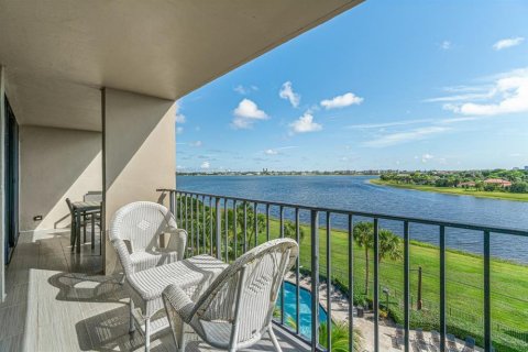 Condo in West Palm Beach, Florida, 1 bedroom № 2178682 - photo 15
