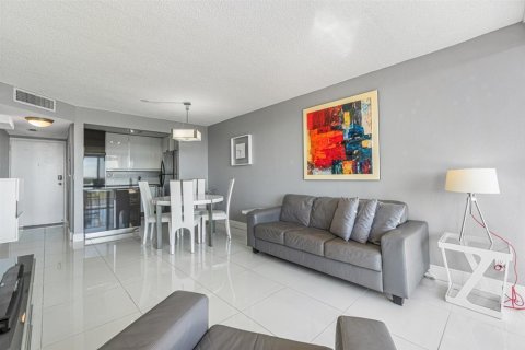 Condo in West Palm Beach, Florida, 1 bedroom № 2178682 - photo 3