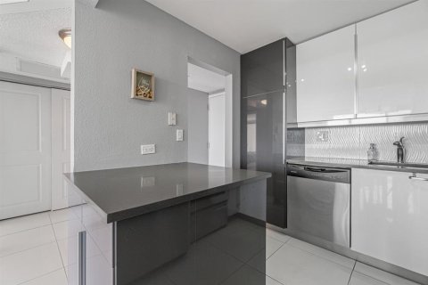 Condo in West Palm Beach, Florida, 1 bedroom № 2178682 - photo 9
