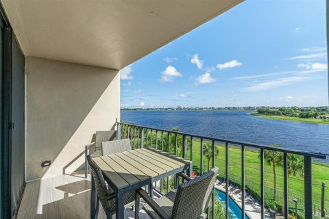 Condo in West Palm Beach, Florida, 1 bedroom № 2178682 - photo 18