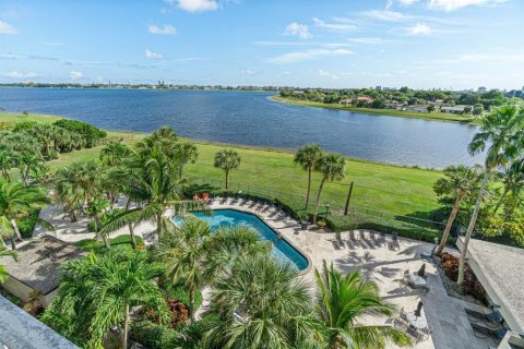 Condo in West Palm Beach, Florida, 1 bedroom № 2178682 - photo 17