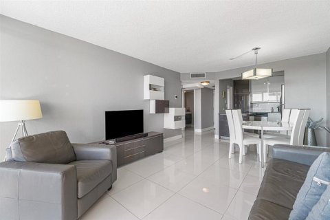 Condo in West Palm Beach, Florida, 1 bedroom № 2178682 - photo 4