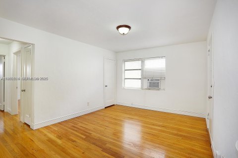 Снять в аренду квартиру в Корал-Гейблс, Флорида 2 спальни, 82.13м2, № 1989416 - фото 25