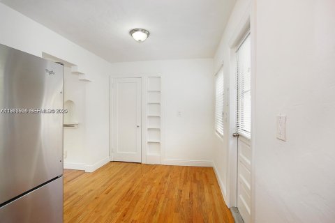 Снять в аренду квартиру в Корал-Гейблс, Флорида 2 спальни, 82.13м2, № 1989416 - фото 27