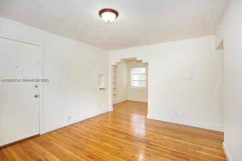 Снять в аренду квартиру в Корал-Гейблс, Флорида 2 спальни, 82.13м2, № 1989416 - фото 26