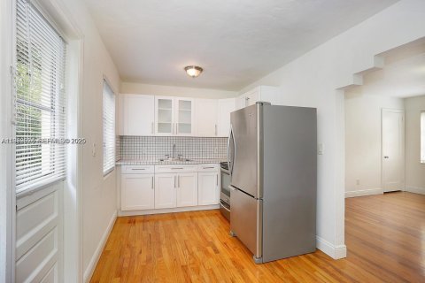 Снять в аренду квартиру в Корал-Гейблс, Флорида 2 спальни, 82.13м2, № 1989416 - фото 10