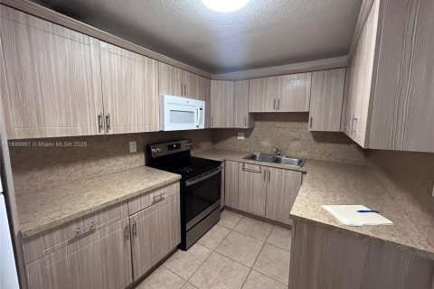 Copropriété à louer à Miami, Floride: 3 chambres, 112.04 m2 № 2016834 - photo 2