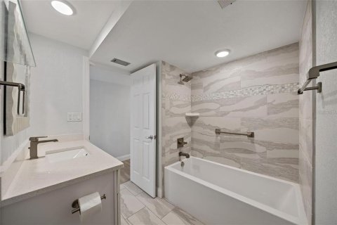 Condominio en alquiler en Tampa, Florida, 2 dormitorios, 122.63 m2 № 2196670 - foto 18