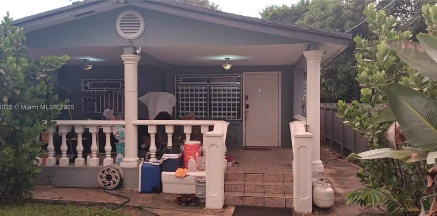 House in Miami, Florida 4 bedrooms, 149.94 sq.m. № 1929146