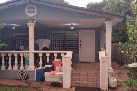 House in Miami, Florida 4 bedrooms, 149.94 sq.m. № 1929146 - photo 2