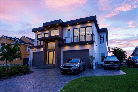 Casa en New Port Richey, Florida 4 dormitorios, 336.21 m2 № 2375423