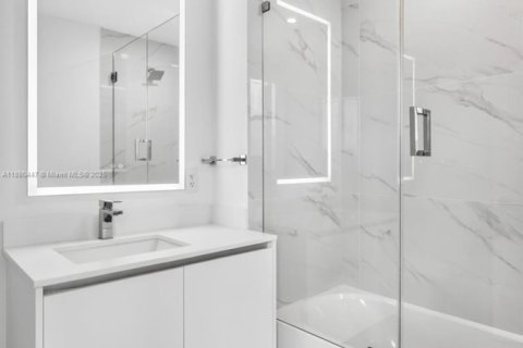 Condo in Miami, Florida, 4 bedrooms  № 2014010 - photo 28