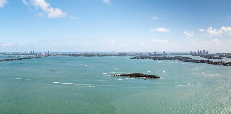 Condo in Miami, Florida, 4 bedrooms  № 2014010