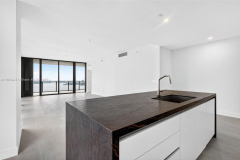 Condo in Miami, Florida, 4 bedrooms  № 2014010 - photo 12