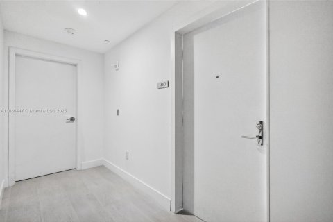 Condo in Miami, Florida, 4 bedrooms  № 2014010 - photo 16