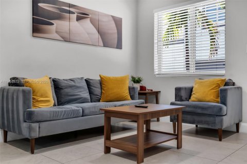 Купить виллу или дом в Форт-Лодердейл, Флорида 3 спальни, 111.11м2, № 2026246 - фото 6