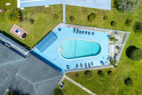 Condo in Hollywood, Florida, 1 bedroom  № 1849277 - photo 12