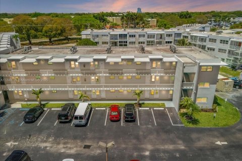 Condo in Hollywood, Florida, 1 bedroom  № 1849277 - photo 1