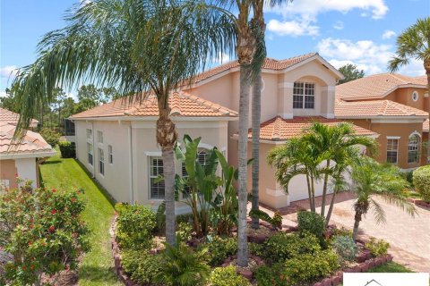 House in Wimauma, Florida 4 bedrooms, 260.03 sq.m. № 2133792 - photo 3