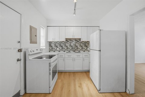 Villa ou maison à louer à Miami, Floride: 2 chambres, 138.61 m2 № 2024456 - photo 3