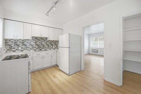 Villa ou maison à louer à Miami, Floride: 2 chambres, 138.61 m2 № 2024456 - photo 2