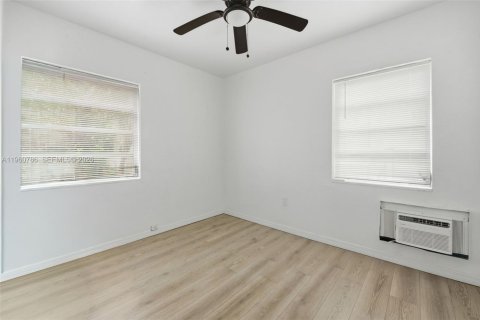 Villa ou maison à louer à Miami, Floride: 2 chambres, 138.61 m2 № 2024456 - photo 6